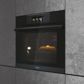 I-Touch Serie 6 di Haier è il forno connesso con finitura in acciaio inossidabile scuro, elegante vetro nero e touch screen interattivo. È dotato infatti di un’interfaccia touch estremamente intuitiva da cui selezionare diversi programmi, funzioni speciali e a vapore e ricette automatiche: modalità manuale, My Taste, Cook with me e il sistema pirolitico per la pulizia. Guidato dall’intelligenza artificiale, è dotato delle più sofisticate tecnologie come Climatech, una ventola di forma particolare e velocità variabile che consente una distribuzione ottimale dell’aria e una perfetta distribuzione del calore durante tutto il processo di cottura. Prezzo da rivenditore. www.haier-europe.com