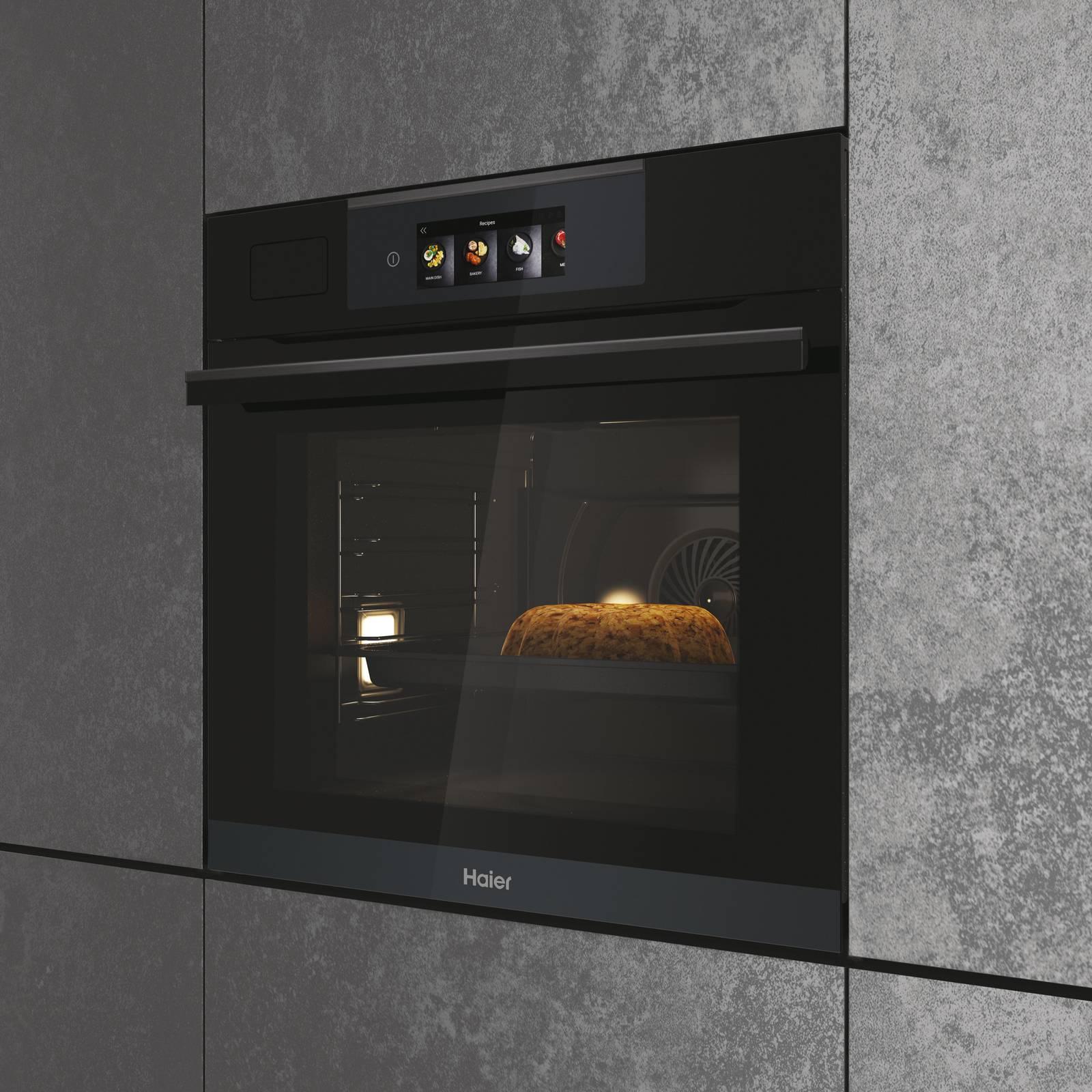 I-Touch Serie 6 di Haier è il forno connesso con finitura in acciaio inossidabile scuro, elegante vetro nero e touch screen interattivo. È dotato infatti di un’interfaccia touch estremamente intuitiva da cui selezionare diversi programmi, funzioni speciali e a vapore e ricette automatiche: modalità manuale, My Taste, Cook with me e il sistema pirolitico per la pulizia. Guidato dall’intelligenza artificiale, è dotato delle più sofisticate tecnologie come Climatech, una ventola di forma particolare e velocità variabile che consente una distribuzione ottimale dell’aria e una perfetta distribuzione del calore durante tutto il processo di cottura. Prezzo da rivenditore. www.haier-europe.com