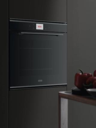 Disponibile nelle colorazioni inox e nero, il forno FMY 99 P BK della gamma Mythos di Franke è un forno elettrico multifunzione termoventilato a incasso comandabile elettronicamente. In classe energetica è A+, ha volume di 73 litri e display TFT full touch a colori. Con 17 funzioni e 2 programmi esclusivi, ha tecnologia CookAssist con 42 ricette automatiche e 15 funzioni speciali e il Programma Menù Completo fino a quattro livelli, e ha sistema di pulizia pirolitica. Prezzo 2.194 euro. www.franke.it