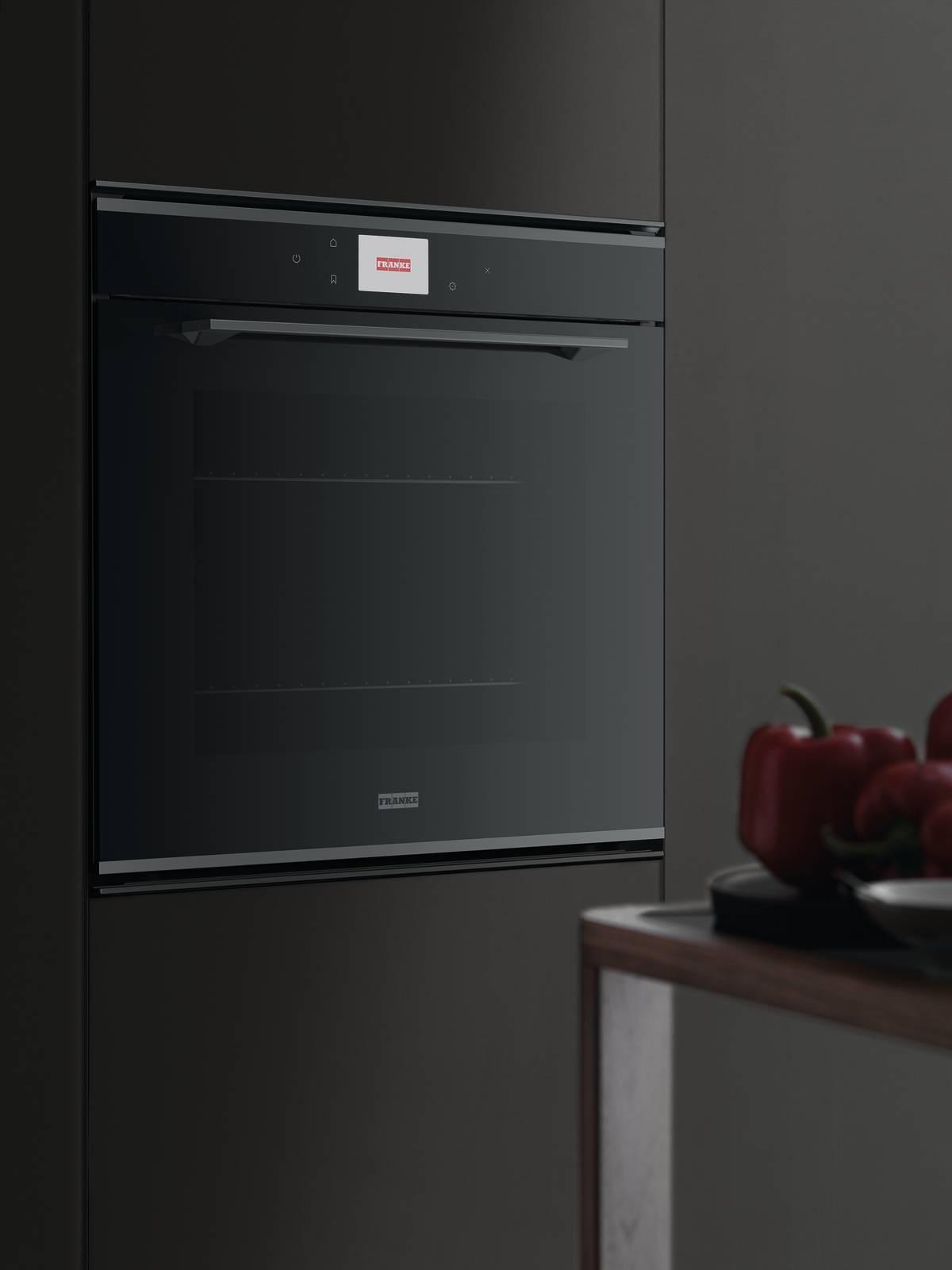 Disponibile nelle colorazioni inox e nero, il forno FMY 99 P BK della gamma Mythos di Franke è un forno elettrico multifunzione termoventilato a incasso comandabile elettronicamente. In classe energetica è A+, ha volume di 73 litri e display TFT full touch a colori. Con 17 funzioni e 2 programmi esclusivi, ha tecnologia CookAssist con 42 ricette automatiche e 15 funzioni speciali e il Programma Menù Completo fino a quattro livelli, e ha sistema di pulizia pirolitica. Prezzo 2.194 euro. www.franke.it