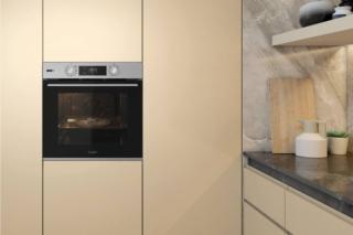 Con cavità extralarge da 71 litri, il forno da incasso Elements OMSK58HU1SX di Whirlpool è dotato della funzione Steam+, per cuocere a vapore. L’utilizzo del vapore e le 11 funzioni automatiche consentono di esaltare il gusto degli alimenti preservandone i nutrienti. Dopo la cottura, la tecnologia Smartclean pulisce l’interno in soli 35 minuti, senza lasciare odori e senza l'uso di detergenti chimici. Grazie alla funzione Cook 3 è possibile cucinare fino a 3 differenti tipologie di pietanze su tre livelli diversi. Prezzo da rivenditore. www.whirlpool.com