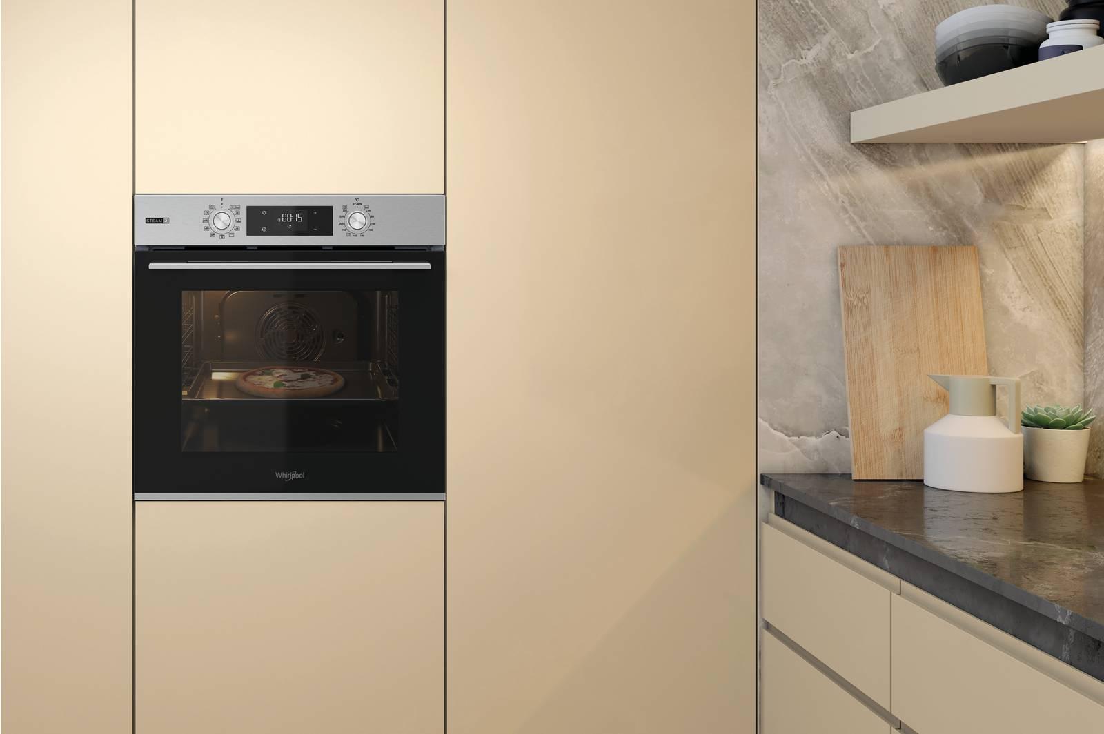 Con cavità extralarge da 71 litri, il forno da incasso Elements OMSK58HU1SX di Whirlpool è dotato della funzione Steam+, per cuocere a vapore. L’utilizzo del vapore e le 11 funzioni automatiche consentono di esaltare il gusto degli alimenti preservandone i nutrienti. Dopo la cottura, la tecnologia Smartclean pulisce l’interno in soli 35 minuti, senza lasciare odori e senza l'uso di detergenti chimici. Grazie alla funzione Cook 3 è possibile cucinare fino a 3 differenti tipologie di pietanze su tre livelli diversi. Prezzo da rivenditore. www.whirlpool.com