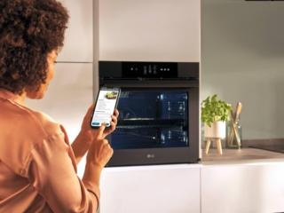 Grazie al sistema EasyClean in soli 10 minuti pulisci il forno WSED7613S di Lg senza usare detersivi, grazie alla superficie smaltata e al programma di pulizia specifico che sfrutta il potere del vapore. È anche pirolitico ed è dotato di tecnologia InstaView™ che permette di guardare all’interno del forno con un semplice toc toc sul vetro, senza timore di scottarsi. Multifunzione caratterizzato dall’assenza di manopole e dal display touch, è capiente 76 litri e grazie all’app ThinQ consente di scaricare tante ricette gustose e originali per testare le diverse tipologie di cottura. In classe A+. Prezzo 799 euro. www.lg.com/it