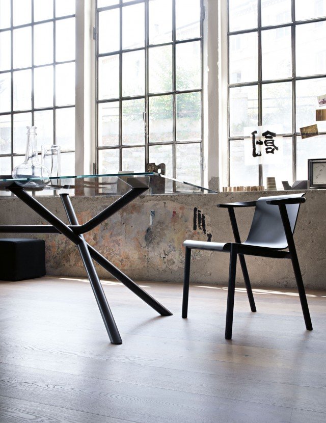 La poltroncina Bai Lu (design Neri & Hu) evoca nel nome eleganti atmosfere orientali e nel disegno le classiche sedute cinesi. La struttura portante, a sezione tonda di legno di frassino laccato nero a poro aperto, sostiene seduta e schienale ottenuti con un solo piano morbidamente curvato, laccato nell’ampia gamma di tinte Lemacolortrend. Perfetta per ambienti conviviali sofisticati, misura L 51 x P 52,5 x H 69,5 cm. La poltroncina Bai Lu (design Neri & Hu) evoca nel nome eleganti atmosfere orientali e nel disegno le classiche sedute cinesi. La struttura portante, a sezione tonda di legno di frassino laccato nero a poro aperto, sostiene seduta e schienale ottenuti con un solo piano morbidamente curvato, laccato nell’ampia gamma di tinte Lemacolortrend. Perfetta per ambienti conviviali sofisticati, misura L 51 x P 52,5 x H 69,5 cm.