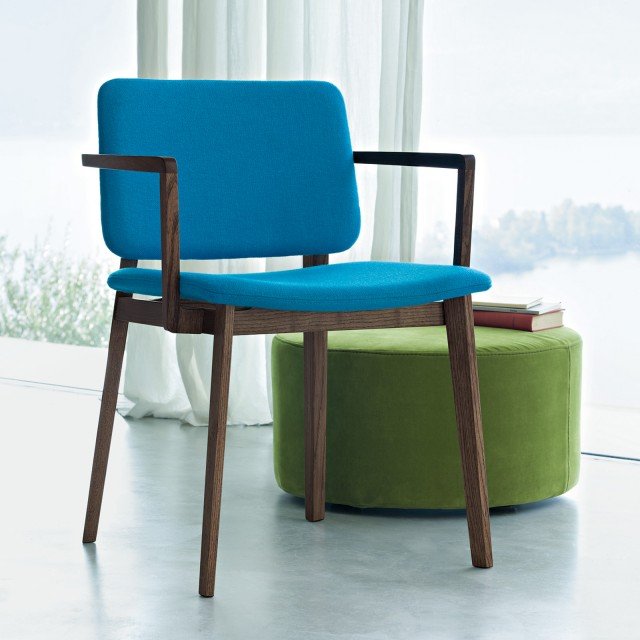 La sedia Hati (design Piero Lissoni), qui nella versione a poltroncina, è versatile e facilmente abbinabile grazie alle tante varianti a catalogo. Ha schienale e seduta tessili (oppure di pelle, ecopelle, corda) e struttura portante di legno di frassino tinto Carbone (disponibile in finitura naturale se abbinato a sedile e schienale di corda). Misura L 51 x P 52,5 x H 77 cm. La sedia Hati (design Piero Lissoni), qui nella versione a poltroncina, è versatile e facilmente abbinabile grazie alle tante varianti a catalogo. Ha schienale e seduta tessili (oppure di pelle, ecopelle, corda) e struttura portante di legno di frassino tinto Carbone (disponibile in finitura naturale se abbinato a sedile e schienale di corda). Misura L 51 x P 52,5 x H 77 cm.