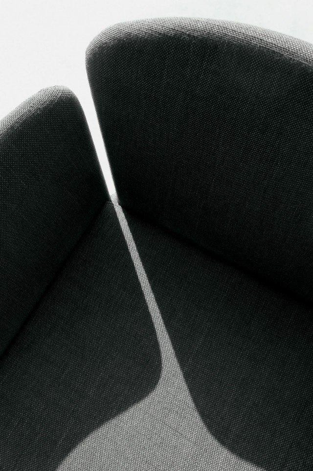 Curata nelle proporzioni e nei dettagli, come ad esempio nell’elegante e misurato taglio che separa braccioli e schienale, Tabby (design Gordon Guillaumier) grazie all’imbottitura discreta e alla sfoderabilità è la seduta ideale per essere inserita in ogni tipo di ambiente, formale o conviviale. Curata nelle proporzioni e nei dettagli, come ad esempio nell’elegante e misurato taglio che separa braccioli e schienale, Tabby (design Gordon Guillaumier) grazie all’imbottitura discreta e alla sfoderabilità è la seduta ideale per essere inserita in ogni tipo di ambiente, formale o conviviale.