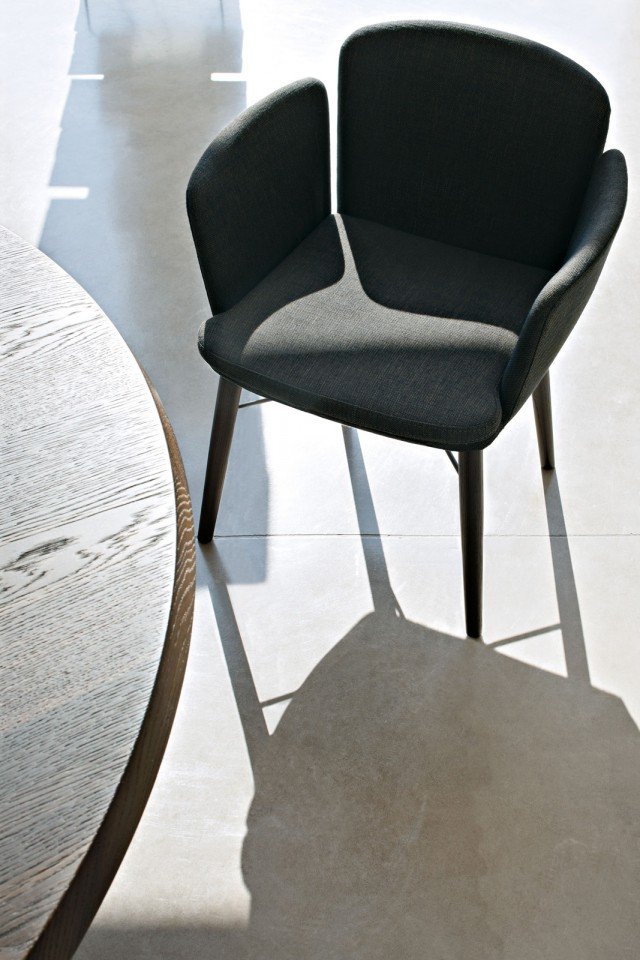 Tabby (design Gordon Guillaumier), di gusto classico e contemporaneo insieme, è una poltroncina con seduta a corolla imbottita e sfoderabile. Il rivestimento di tessuto può essere sostituito da ecopelle o pelle; la leggera struttura portante a quattro gambe è di frassino laccato nero a poro aperto (o tinto rovere termotrattato). Misura L 62 x P 54 x H 74,5 cm. Tabby (design Gordon Guillaumier), di gusto classico e contemporaneo insieme, è una poltroncina con seduta a corolla imbottita e sfoderabile. Il rivestimento di tessuto può essere sostituito da ecopelle o pelle; la leggera struttura portante a quattro gambe è di frassino laccato nero a poro aperto (o tinto rovere termotrattato). Misura L 62 x P 54 x H 74,5 cm.