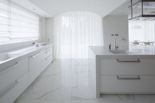 cucina con top in quarzo di Marmo Arredo con lavello integrato, modello Quadro di Schock cucina con top in quarzo di Marmo Arredo con lavello integrato, modello Quadro di Schock