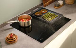 Le finiture in vetro nero Schott, smussate sui 4 lati, garantiscono uno stile elegante e raffinato e una pulizia facilitata nel piano ad induzione CBIZ2437B di Lg. Da 60 cm, offre 4 piastre con zona flex doppia o singola, in base alle proprie esigenze e abitudini, ha controlli slide touch indipendenti che garantiscono comodità e precisione, mentre la rilevazione automatica della pentola e il sistema Stop & Go rendono la cottura sicura e a prova di scottatura. Prezzo 949 euro. www.lg.com