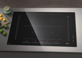 Nel piano cottura a induzione con cappa integrata Diamond Flexi di Cappe Baraldi la pulizia è comoda e veloce grazie al sistema easylift che consente al vetro di sollevarsi per rimuovere lo sporco in tempi rapidi. Ha 4 zone, funzione flexi sui 2 lati per pentole lunghe e casseruole e 3 livelli di cottura preimpostati per mantenere i cibi in caldo, cuocere a bassa temperatura o mantenere la bollitura controllata. La cappa è dotata di motore compatto e può essere collegata ad un tubo per l’evacuazione dei fumi all’esterno oppure usata con un modulo filtri anti odore di lunga durata con l’aria che rientra filtrata in cucina. È largo 80 cm. Prezzo da rivenditore. www.cappebaraldi.it