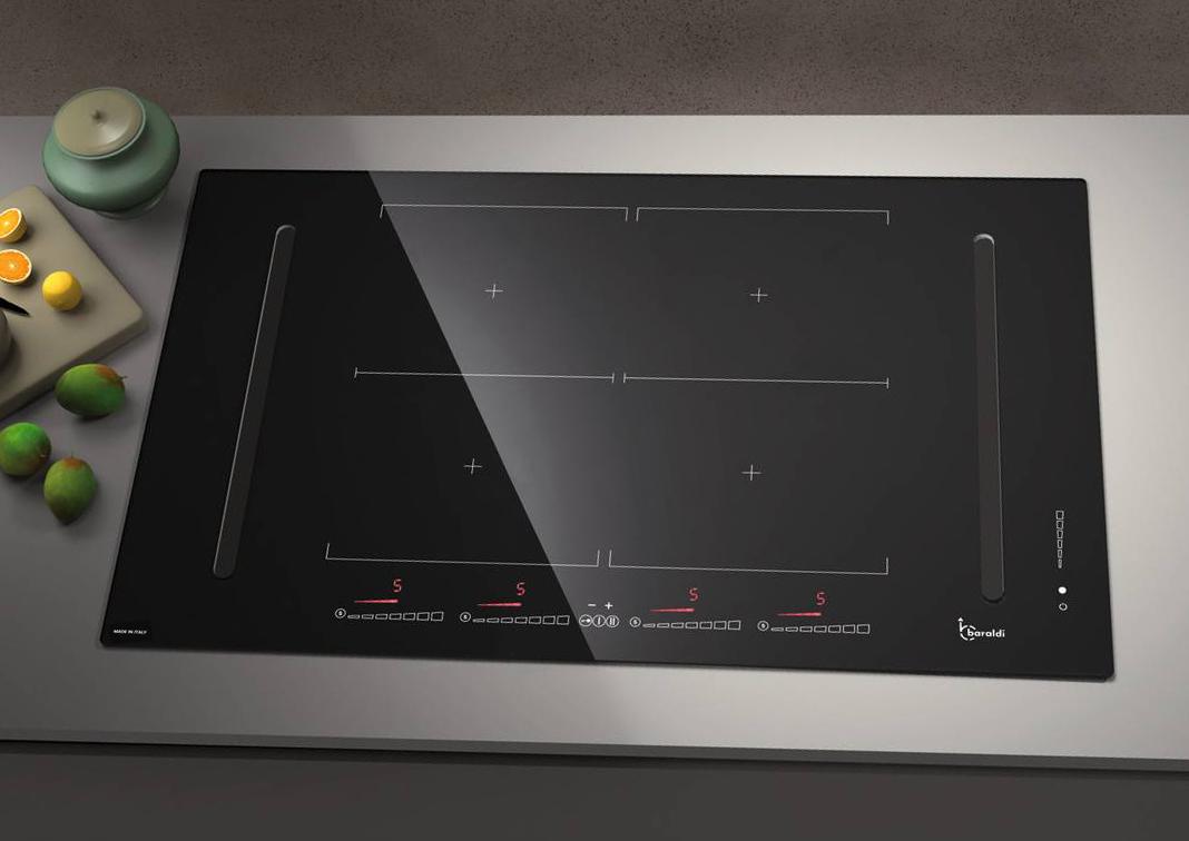 Nel piano cottura a induzione con cappa integrata Diamond Flexi di Cappe Baraldi la pulizia è comoda e veloce grazie al sistema easylift che consente al vetro di sollevarsi per rimuovere lo sporco in tempi rapidi. Ha 4 zone, funzione flexi sui 2 lati per pentole lunghe e casseruole e 3 livelli di cottura preimpostati per mantenere i cibi in caldo, cuocere a bassa temperatura o mantenere la bollitura controllata. La cappa è dotata di motore compatto e può essere collegata ad un tubo per l’evacuazione dei fumi all’esterno oppure usata con un modulo filtri anti odore di lunga durata con l’aria che rientra filtrata in cucina. È largo 80 cm. Prezzo da rivenditore. www.cappebaraldi.it