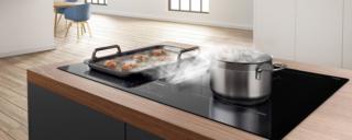 Nel piano a induzione con cappa integrata Serie 6 PVQ811F15E di Bosch la funzione Clean blocca per 30 secondi i pulsanti facilitando così la pulizia. Tutte le parti dell'unità sono facili da pulire, lavabili in lavastoviglie e resistenti al calore. Grazie a CombiZone permette di combinare due zone di cottura a induzione per riscaldare più pentole e padelle di grandi dimensioni. Inoltre, la funzione Direct Select consente di selezionare facilmente le diverse zone di cottura e impostare direttamente i livelli di temperatura individuali. Prezzo 3.185 euro. www.bosch-home.com/it/