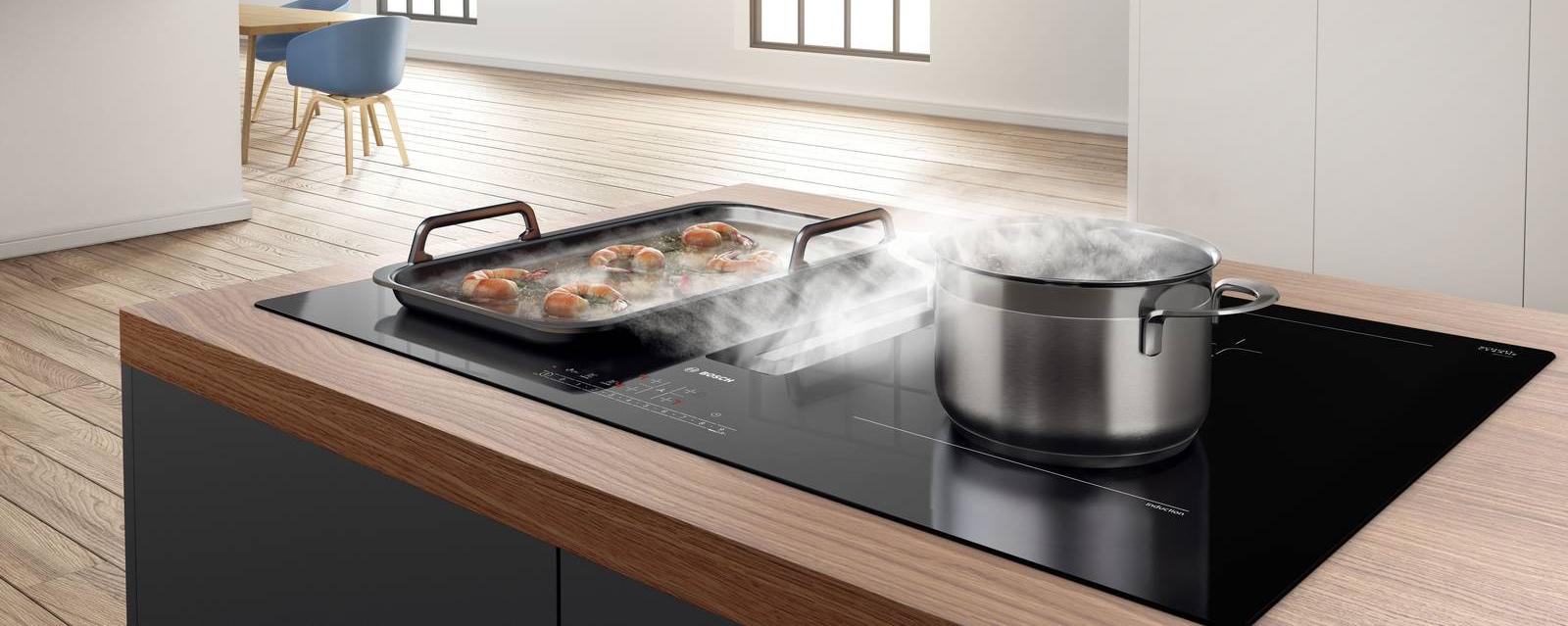 Nel piano a induzione con cappa integrata Serie 6 PVQ811F15E di Bosch la funzione Clean blocca per 30 secondi i pulsanti facilitando così la pulizia. Tutte le parti dell'unità sono facili da pulire, lavabili in lavastoviglie e resistenti al calore. Grazie a CombiZone permette di combinare due zone di cottura a induzione per riscaldare più pentole e padelle di grandi dimensioni. Inoltre, la funzione Direct Select consente di selezionare facilmente le diverse zone di cottura e impostare direttamente i livelli di temperatura individuali. Prezzo 3.185 euro. www.bosch-home.com/it/