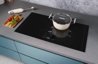 Il piano cottura a induzione SIA1963D di Smeg da 90 è realizzato in vetro ceramico Glassy che facilita la pulizia, che offre una lucentezza di gran lunga maggiore rispetto ai tradizionali vetri per l’induzione e che risulta totalmente liscio, per uno spostamento delle pentole agevole. Ha funzione Auto-pot detection, che riconosce automaticamente la posizione delle pentole sul piano, senza dover attivare l’area corretta ed è dotato del sistema Eco-Logic Advance che consente di moderarne la potenza fino a 2400 watt e di personalizzare tutti i parametri di impostazione. Prezzo 5.009 euro. www.smeg.com