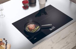 Il piano cottura a induzione in vetroceramica I-Touch Serie 6 HAMTSJ86TFTCF/1 di Haier garantisce un accesso più facile a tutte le funzioni di cottura grazie all’innovativo display touch. Dal design elegante, è largo 80 cm e ha 6 zone di cottura. Per ottenere una temperatura più alta o più bassa, è sufficiente spostare la pentola e il livello di potenza cambia automaticamente e grazie alla app hOn è possibile scegliere tra 100 ricette con cottura assistita e 30 programmi speciali suddivisi secondo diverse categorie di alimenti e tipologie di preparazioni. Prezzo 2.550 euro. www.haier-europe.com