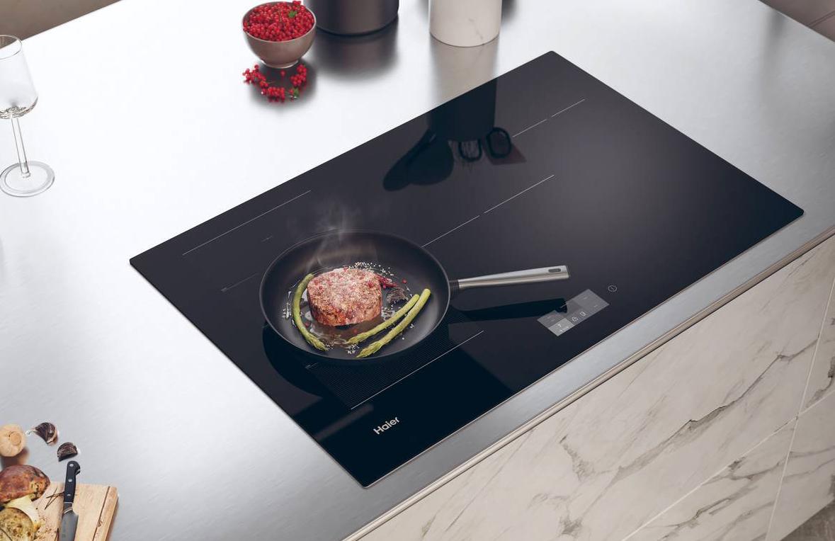 Il piano cottura a induzione in vetroceramica I-Touch Serie 6 HAMTSJ86TFTCF/1 di Haier garantisce un accesso più facile a tutte le funzioni di cottura grazie all’innovativo display touch. Dal design elegante, è largo 80 cm e ha 6 zone di cottura. Per ottenere una temperatura più alta o più bassa, è sufficiente spostare la pentola e il livello di potenza cambia automaticamente e grazie alla app hOn è possibile scegliere tra 100 ricette con cottura assistita e 30 programmi speciali suddivisi secondo diverse categorie di alimenti e tipologie di preparazioni. Prezzo 2.550 euro. www.haier-europe.com