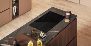 Grazie a un esclusivo nano-rivestimento il piano a induzione CleanProtect HS 1377C CPNE di Hotpoint è resistente all’usura e semplice da pulire: la superficie in vetro del piano è protetta da segni e aloni che possono formarsi con il passare del tempo. Oltre a garantire una brillantezza e un'estetica perfetta e duratura, la nuova tecnologia rende la pulizia incredibilmente facile perchè è sufficiente utilizzare acqua e una spugna delicata, evitando così l’utilizzo di detergenti chimici. Dotato di 4 funzioni di cottura automatiche Sciogliere, Bollire, Sobbollire e Tenere in caldo, con la funzione FlexiDuo consente di unire due zone di cottura separate per creare, se necessario, un'area più ampia, in modo da adattarla a pentole di differenti dimensioni. Prezzo da rivenditore. www.hotpoint.it