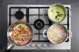 Il piano di cottura alimentato a gas GM773XF di Hisense è in acciaio inox EasyClean, un tipo di acciaio spazzolato che fa sì che impronte digitali e graffi siano meno visibili ad occhio nudo. Largo 70 cm è dotato di wok a tripla corona per velocizzare le preparazioni e griglie in ghisa solide e robuste. Prezzo 329 euro. www.hisense.it