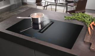 La superficie in vetroceramica del piano cottura con cappa integrata inductionAir Plus iQ700 EX807LX67E di Siemens si presenta in una tonalità di nero ancora più scura e vibrante, che dà risalto al display TFT Touch dei comandi. Il controllo è intuitivo grazie alla funzione dual lightSlider, che consente all’utilizzatore di controllare il proprio piano tramite tocco o scorrimento, regolandone temperatura, intensità e potenza di aspirazione della cappa. La manutenzione è facilitata perché l’unità filtrante è completamente rimovibile e lavabile in lavastoviglie. Misura 80 cm. Prezzo 5.108 euro. www.siemens-home.bsh-group.com/it