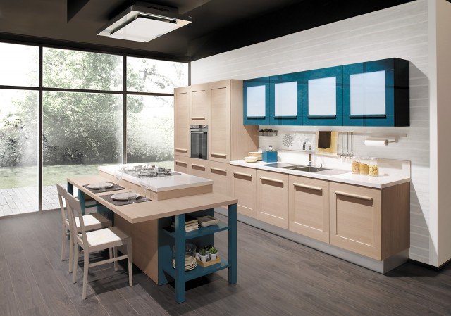 Blu e legno chiaro per Gallery di Lube la cucina con uno stile classico che è formata da una grande isola centrale dotata di una superficie d’appoggio ampia che funge anche da tavolo. Le ante, con la maniglia integrata e la presa stondata, hanno il telaio in legno massello e sono impiallacciate nella finitura Rovere chiaro e in laccato opaco Blu Laguna. Prezzo su richiesta. www.cucinelube.it Blu e legno chiaro per Gallery di Lube la cucina con uno stile classico che è formata da una grande isola centrale dotata di una superficie d’appoggio ampia che funge anche da tavolo. Le ante, con la maniglia integrata e la presa stondata, hanno il telaio in legno massello e sono impiallacciate nella finitura Rovere chiaro e in laccato opaco Blu Laguna. Prezzo su richiesta. www.cucinelube.it