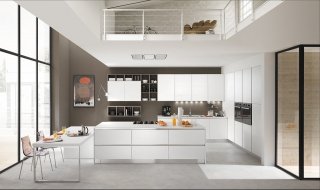 cucina Vela di Mobilturi con ante in legno di rovere tinto bianco con profilo a gola, top in bianco pietra cucina Vela di Mobilturi con ante in legno di rovere tinto bianco con profilo a gola, top in bianco pietra