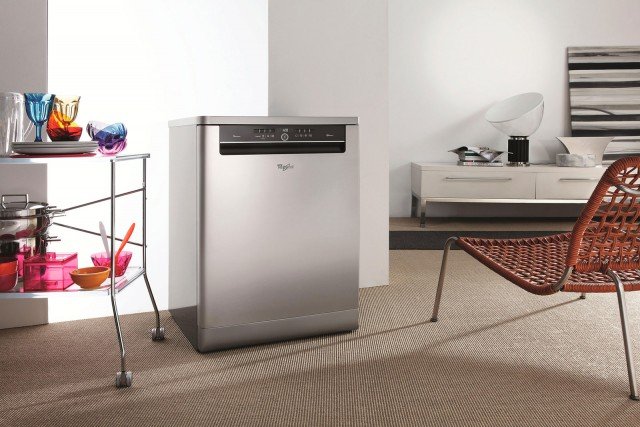 Il sistema PowerDry nella lavastoviglie 6° Senso PowerClean impedisce la fuoriuscita di vapore a fine ciclo, evitando presenza di umidità nell'ambiente ed eventuali danni ai mobili della cucina. Il programma speciale 1 ora Wash and Dry, garantisce i migliori risultati di lavaggio ed asciugatura, anche su stoviglie di plastica e riduce i tempi di lavaggio risparmiando energia. In classe A+++, per 13 coperti, ha programma notturna di soli 39 dB. Misura L 60 x P 59 x H 85 cm. Prezzo 749 euro. www.whirlpool.it Il sistema PowerDry nella lavastoviglie 6° Senso PowerClean impedisce la fuoriuscita di vapore a fine ciclo, evitando presenza di umidità nell'ambiente ed eventuali danni ai mobili della cucina. Il programma speciale 1 ora Wash and Dry, garantisce i migliori risultati di lavaggio ed asciugatura, anche su stoviglie di plastica e riduce i tempi di lavaggio risparmiando energia. In classe A+++, per 13 coperti, ha programma notturna di soli 39 dB. Misura L 60 x P 59 x H 85 cm. Prezzo 749 euro. www.whirlpool.it