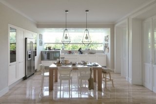 cucina bianca composizione che si sviluppa intorno al tavolo centrale Dialogo di Veneta Cucine cucina bianca composizione che si sviluppa intorno al tavolo centrale Dialogo di Veneta Cucine