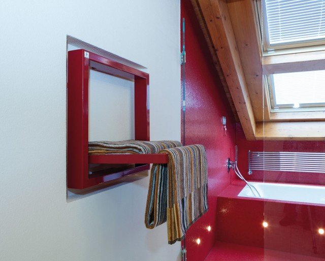scaldasalviette elettrico Towel Box di Deltacalor con cornice in acciaio scaldasalviette elettrico Towel Box di Deltacalor con cornice in acciaio