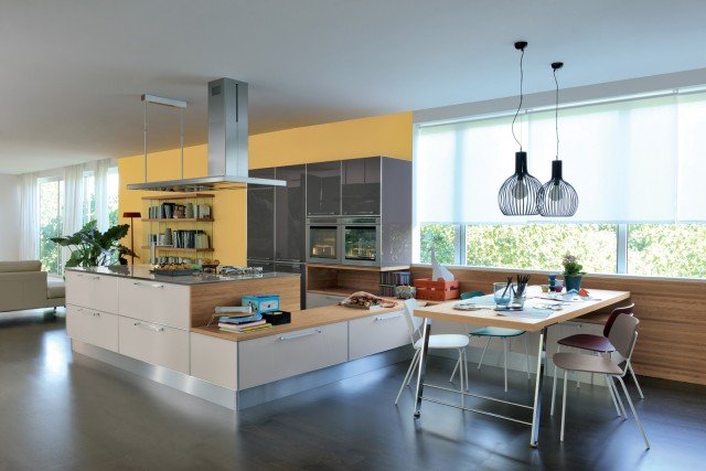 L’elemento basso collegato all’isola di Diamante di Veneta Cucine divide la zona lavoro dalla zona pranzo, aumenta la capacità di contenimento e può essere usato come comoda panca. Le ante sono realizzate in vetro temperato Grigio Corda e Ardesia; i particolari in Rovere Miele scaldano la composizione. Una base da 60 cm, prezzo 375,76 euro per la versione base. www.venetacucine.com L’elemento basso collegato all’isola di Diamante di Veneta Cucine divide la zona lavoro dalla zona pranzo, aumenta la capacità di contenimento e può essere usato come comoda panca. Le ante sono realizzate in vetro temperato Grigio Corda e Ardesia; i particolari in Rovere Miele scaldano la composizione. Una base da 60 cm, prezzo 375,76 euro per la versione base. www.venetacucine.com
