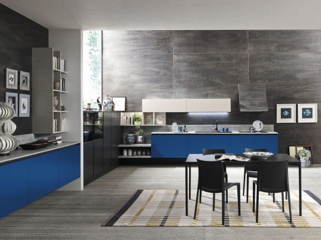 Blu elettrico e grigio per Marina Line di Febal Casa che ha le ante delle basi che si aprono per mezzo del pratico sistema gola. L’armadio Place con apertura a soffietto e le colonne attrezzate aumentano la capacità di contenimento della composizione. Prezzo su richiesta. www.febalcasa.com Blu elettrico e grigio per Marina Line di Febal Casa che ha le ante delle basi che si aprono per mezzo del pratico sistema gola. L’armadio Place con apertura a soffietto e le colonne attrezzate aumentano la capacità di contenimento della composizione. Prezzo su richiesta. www.febalcasa.com
