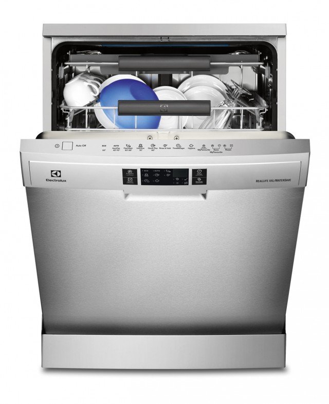 RealLife® ESF 8555 ROX di Electrolux ha maxi vasca ed estrema flessibilità per caricare fino a 15 coperti e un terzo cestello removibile per contenere posate, coltelli lunghi e tazzine da caffè. E’ regolabile su 6 programmi di lavaggio e offre la possibilità della partenza ritardata fino a 24 ore. Misura L 60 x P 61 x H 85 cm. Prezzo 768 euro. www.electrolux.it RealLife® ESF 8555 ROX di Electrolux ha maxi vasca ed estrema flessibilità per caricare fino a 15 coperti e un terzo cestello removibile per contenere posate, coltelli lunghi e tazzine da caffè. E’ regolabile su 6 programmi di lavaggio e offre la possibilità della partenza ritardata fino a 24 ore. Misura L 60 x P 61 x H 85 cm. Prezzo 768 euro. www.electrolux.it