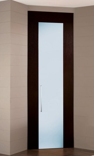 Adatto a mascherare un angolo guardaroba - anche con lati diversi - o una nicchia, il pannello con anta a specchio è disponibile in diverse finiture e si realizza su misura, con apertura destra o sinistra Brooklyn di Esalinea misura L 100 x H 270 cm e costa 936 euro www.esalinea.it Tel. 0721/499382 Adatto a mascherare un angolo guardaroba - anche con lati diversi - o una nicchia, il pannello con anta a specchio è disponibile in diverse finiture e si realizza su misura, con apertura destra o sinistra Brooklyn di Esalinea misura L 100 x H 270 cm e costa 936 euro www.esalinea.it Tel. 0721/499382