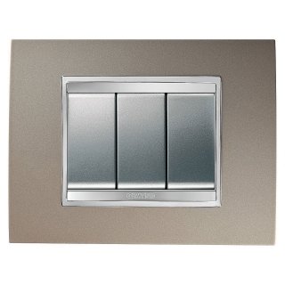 La placca Lux di Gewiss è disponibile in molti colori e nelle versioni a 2, 3, 4 e 6 posti. La placca Lux di Gewiss è disponibile in molti colori e nelle versioni a 2, 3, 4 e 6 posti.