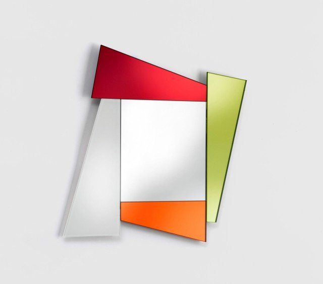 Vivacizza gradevolmente l’ingresso lo specchio che fa parte di una collezione di sei pezzi declinati in forme differenti, con cornici formate da elementi policromi in specchio laminato colorato, in cristallo laminato colorato e in cristallo laccato. Dionisio 1 di Glas Italia misura L 62 x H 58 cm e costa 1.262 euro www.glasitalia.com Tel. 039/2323202 Vivacizza gradevolmente l’ingresso lo specchio che fa parte di una collezione di sei pezzi declinati in forme differenti, con cornici formate da elementi policromi in specchio laminato colorato, in cristallo laminato colorato e in cristallo laccato. Dionisio 1 di Glas Italia misura L 62 x H 58 cm e costa 1.262 euro www.glasitalia.com Tel. 039/2323202