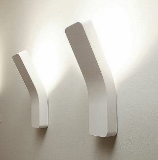 Le applique sono apparecchi adatti a illuminare gli ambienti stretti e lunghi. A luce indiretta, in metallo termoplastico verniciato bianco opaco, queste lampade sono realizzate in due larghezze e sono disponibili anche in versione led. ■ Platone di Prandina misura L 80 x P 14,8 x H 35 cm e costa 195 euro www.prandina.it Tel. 0424/566338 Le applique sono apparecchi adatti a illuminare gli ambienti stretti e lunghi. A luce indiretta, in metallo termoplastico verniciato bianco opaco, queste lampade sono realizzate in due larghezze e sono disponibili anche in versione led. ■ Platone di Prandina misura L 80 x P 14,8 x H 35 cm e costa 195 euro www.prandina.it Tel. 0424/566338