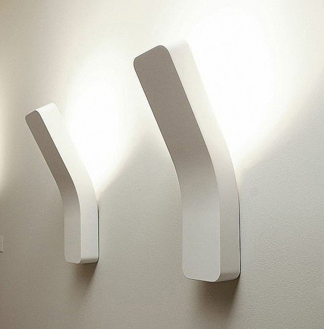 Le applique sono apparecchi adatti a illuminare gli ambienti stretti e lunghi. A luce indiretta, in metallo termoplastico verniciato bianco opaco, queste lampade sono realizzate in due larghezze e sono disponibili anche in versione led. ■ Platone di Prandina misura L 80 x P 14,8 x H 35 cm e costa 195 euro www.prandina.it Tel. 0424/566338 Le applique sono apparecchi adatti a illuminare gli ambienti stretti e lunghi. A luce indiretta, in metallo termoplastico verniciato bianco opaco, queste lampade sono realizzate in due larghezze e sono disponibili anche in versione led. ■ Platone di Prandina misura L 80 x P 14,8 x H 35 cm e costa 195 euro www.prandina.it Tel. 0424/566338