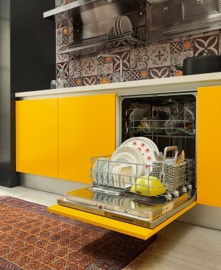 Nella base della cucina Sand Industrial Edition di Febal è incassata la lavastoviglie a scomparsa di Electrolux Rex. In colore giallo zafferano la composizione lineare, ha l’alzata decorata che si ispira alle ceramiche di Caltagirone. www.electrolux-rex.it Nella base della cucina Sand Industrial Edition di Febal è incassata la lavastoviglie a scomparsa di Electrolux Rex. In colore giallo zafferano la composizione lineare, ha l’alzata decorata che si ispira alle ceramiche di Caltagirone. www.electrolux-rex.it
