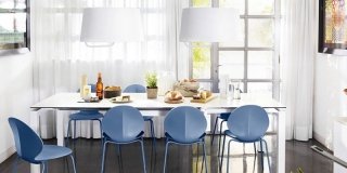 Arredare la zona pranzo: tavolo, sedie, servizi di piatti…