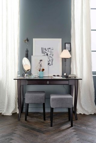 Nils di Ikea ha la struttura realizzata in betulla massiccia laccata nero, la seduta è dotata di una fodera asportabile e lavabile in lavatrice in una raffinata tonalità grigio scuro. Misura L 34 x 34 x H 47 cm. Prezzo 34,99 euro. www.ikea.it Nils di Ikea ha la struttura realizzata in betulla massiccia laccata nero, la seduta è dotata di una fodera asportabile e lavabile in lavatrice in una raffinata tonalità grigio scuro. Misura L 34 x 34 x H 47 cm. Prezzo 34,99 euro. www.ikea.it