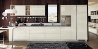 Tanto bianco e la cucina raddoppia visivamente