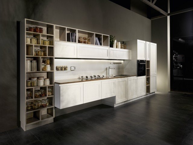Allegra Maxim di Stosa Cucine è una composizione compatta che ottimizza lo spazio e si completa con una libreria a parete che permette riporre e esporre gli oggetti. Le basi e le colonne sono in legno bianco fiandra, il top è in marmo Kaesar brown lucido spesso 3 cm. Lo schienale luminoso magnetico è dotato di porta iPad, bottiglie, mestoli, rotolo e spezie. Prezzo su richiesta. www.stosacucine.com Allegra Maxim di Stosa Cucine è una composizione compatta che ottimizza lo spazio e si completa con una libreria a parete che permette riporre e esporre gli oggetti. Le basi e le colonne sono in legno bianco fiandra, il top è in marmo Kaesar brown lucido spesso 3 cm. Lo schienale luminoso magnetico è dotato di porta iPad, bottiglie, mestoli, rotolo e spezie. Prezzo su richiesta. www.stosacucine.com