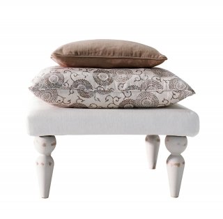 Adam di Twils è dotato di un fascino vintage: i piedi torniti sono realizzati in legno decapato bianco. La seduta imbottita è rivestita in tessuto base misto cotone. Misura L 60 x P 60 x H 32 cm. Prezzo 310 euro per la versione base. www.twils.it Adam di Twils è dotato di un fascino vintage: i piedi torniti sono realizzati in legno decapato bianco. La seduta imbottita è rivestita in tessuto base misto cotone. Misura L 60 x P 60 x H 32 cm. Prezzo 310 euro per la versione base. www.twils.it
