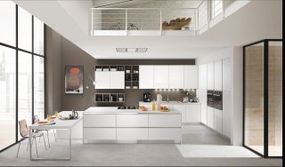 cucina con ante in legno di rovere tinto bianco con il profilo a gola Vela di Mobilturi cucina con ante in legno di rovere tinto bianco con il profilo a gola Vela di Mobilturi