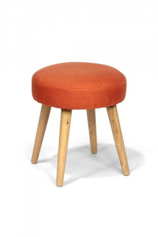 Rivestimento in tessuto arancione per Walter di Novità Home, le gambe con una forma troncoconica sono in legno chiaro naturale. Misura ø 35 x H 38 cm. Prezzo 73 euro. www.novitahome.com Rivestimento in tessuto arancione per Walter di Novità Home, le gambe con una forma troncoconica sono in legno chiaro naturale. Misura ø 35 x H 38 cm. Prezzo 73 euro. www.novitahome.com