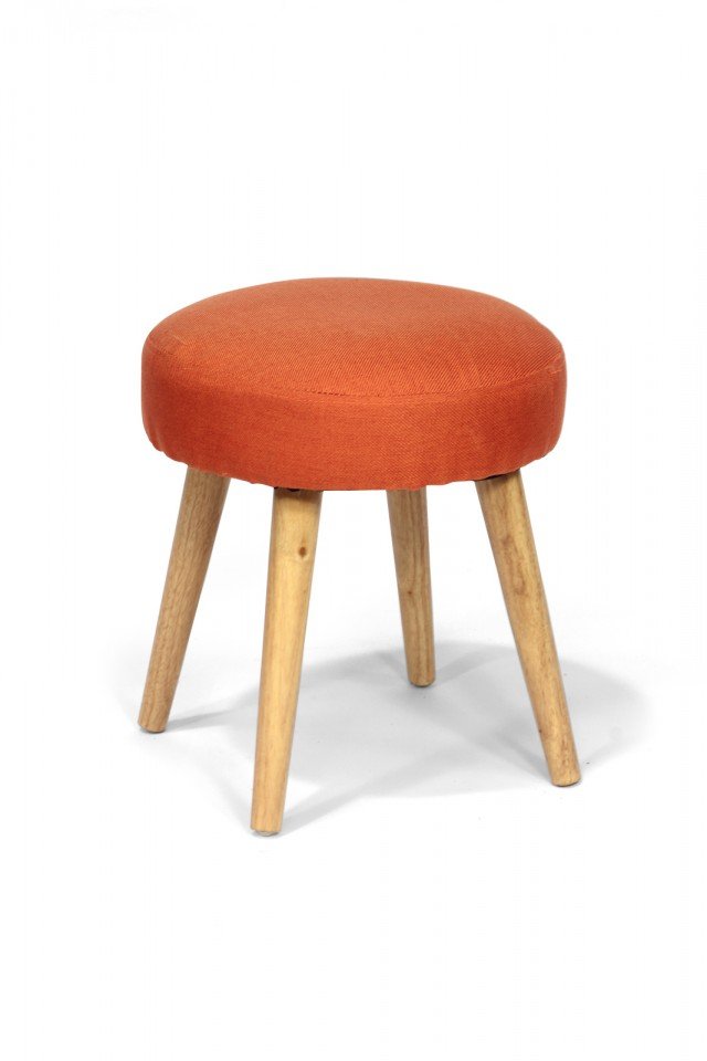 Rivestimento in tessuto arancione per Walter di Novità Home, le gambe con una forma troncoconica sono in legno chiaro naturale. Misura ø 35 x H 38 cm. Prezzo 73 euro. www.novitahome.com Rivestimento in tessuto arancione per Walter di Novità Home, le gambe con una forma troncoconica sono in legno chiaro naturale. Misura ø 35 x H 38 cm. Prezzo 73 euro. www.novitahome.com