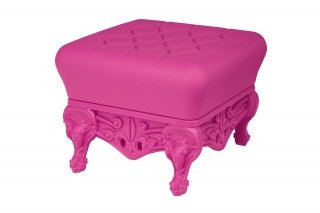 È interamente realizzato in polietilene riciclabile Little Prince of Love di Slide, lo sgabellino coloratissimo che può essere utilizzato anche all'esterno. Ha un ironico stile neo barocco ed è disponibile in tanti colori accesi. Misura L 55 x P 55 x H 44 cm. Prezzo 305 euro. www.slidedesign.com È interamente realizzato in polietilene riciclabile Little Prince of Love di Slide, lo sgabellino coloratissimo che può essere utilizzato anche all'esterno. Ha un ironico stile neo barocco ed è disponibile in tanti colori accesi. Misura L 55 x P 55 x H 44 cm. Prezzo 305 euro. www.slidedesign.com