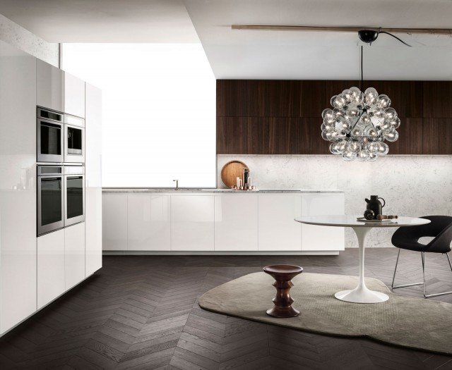 La cucina One di Ernestomeda presenta l’abbinamento fra marmo di Carrara e il bianco lucido. Le basi e le colonne sono in laccato lucido ghiaccio, mentre i pensili sono in rovere termotrattato seghettato. Top e schienale sono in marmo di Carrara. Il prezzo di un modulo base 60 della composizione One indicata è pari a € 289,80 www.ernestomeda.it La cucina One di Ernestomeda presenta l’abbinamento fra marmo di Carrara e il bianco lucido. Le basi e le colonne sono in laccato lucido ghiaccio, mentre i pensili sono in rovere termotrattato seghettato. Top e schienale sono in marmo di Carrara. Il prezzo di un modulo base 60 della composizione One indicata è pari a € 289,80 www.ernestomeda.it