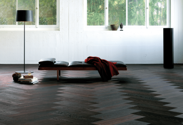 È dotato di App per smartphone e tablet il parquet Formpark di Bauwerk. Disponibile in tre essenze diverse, è spazzolato a fondo, oliato al naturale e smussato su quattro lati. Nei formati L 26 x P 78 cm o L 26 x P 52, con spessore di 11 mm. Prezzo al mq dell’essenza rovere fumé e nel formato 26 x 78 cm in foto 225,70 euro. www.bauwerk.it È dotato di App per smartphone e tablet il parquet Formpark di Bauwerk. Disponibile in tre essenze diverse, è spazzolato a fondo, oliato al naturale e smussato su quattro lati. Nei formati L 26 x P 78 cm o L 26 x P 52, con spessore di 11 mm. Prezzo al mq dell’essenza rovere fumé e nel formato 26 x 78 cm in foto 225,70 euro. www.bauwerk.it