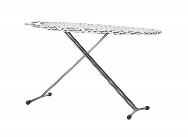 Ha piedini antisdrucciolo l’asse da stiro Dänka di IKEA ITALIA Retail dotata di porta ferro da stiro. Misura L 153 x P 41 cm. Prezzo 19,99 euro. www.ikea.it Ha piedini antisdrucciolo l’asse da stiro Dänka di IKEA ITALIA Retail dotata di porta ferro da stiro. Misura L 153 x P 41 cm. Prezzo 19,99 euro. www.ikea.it
