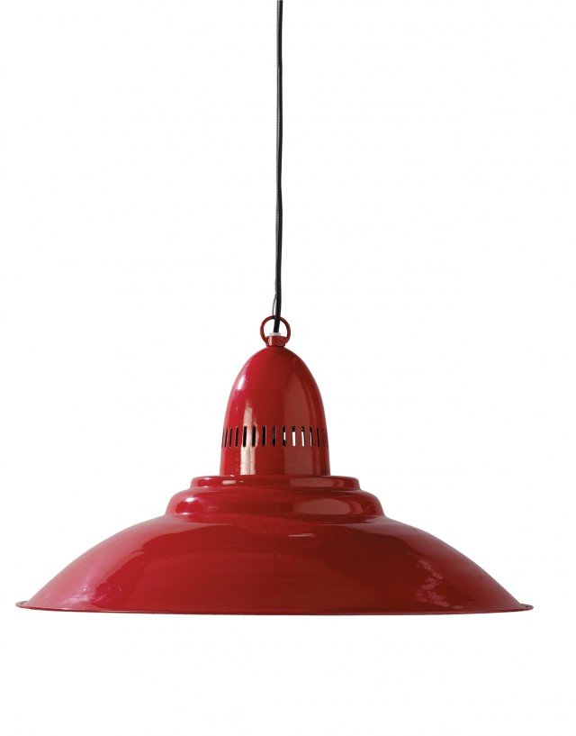 La lampada a sospensione Comptoir di Maisons du monde ha un sapore rétro che scalda l'ambiente; è interamente realizzata in metallo laccato rosso. Misura ø 50 x H 106 cm. Prezzo 69,99 euro. ww.maisonsdumonde.com La lampada a sospensione Comptoir di Maisons du monde ha un sapore rétro che scalda l'ambiente; è interamente realizzata in metallo laccato rosso. Misura ø 50 x H 106 cm. Prezzo 69,99 euro. ww.maisonsdumonde.com
